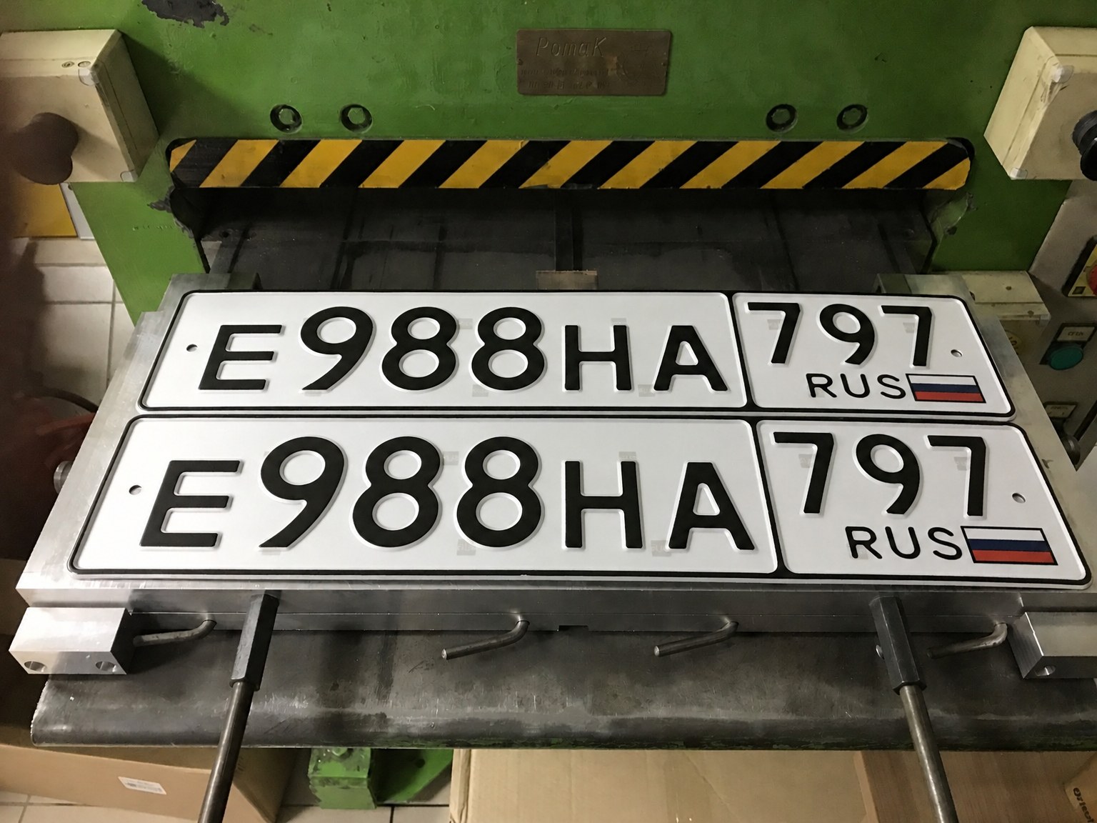 Пара знаков Е988НА 797 в прессе